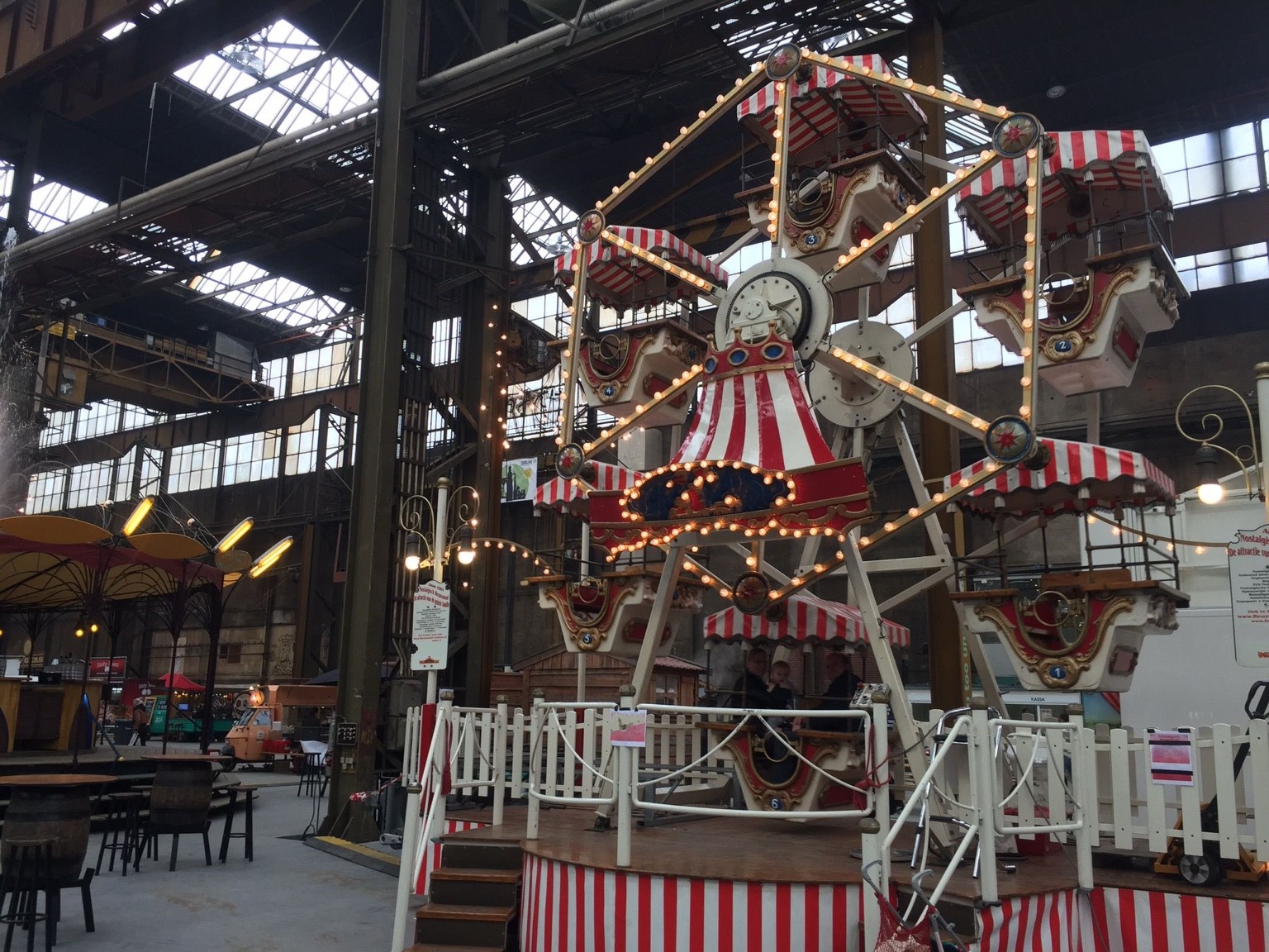Nostalgisch reuzenrad op indoor kerstmarkt