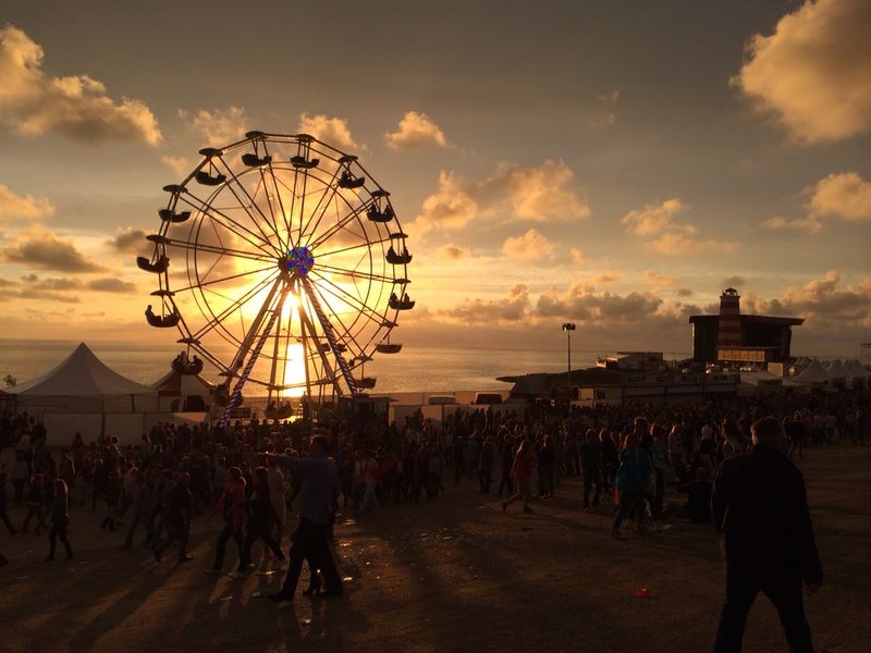 Reuzenrad bij zonsondergang aan zee